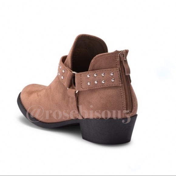 🆕{TOP MODA} Taupe Studded Detail Suede Booties - Picture 3 of 7